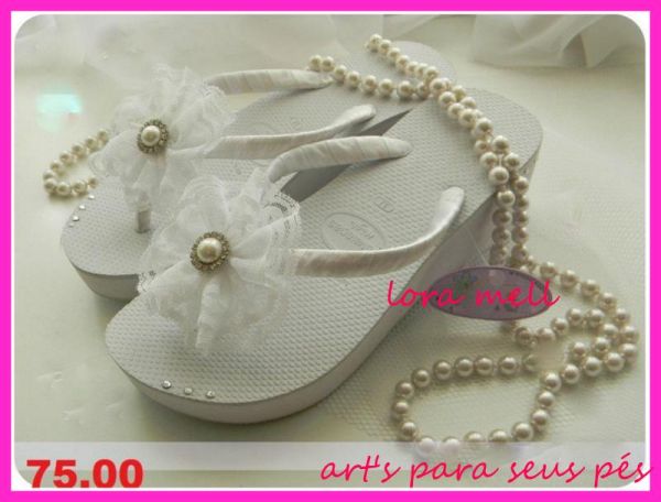 havaianas costomizadas com salto flor e strass..