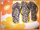 Havaianas slin com strass e tecido de oncinha..