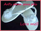 havaianas branca slin com strass e rosa em tecido..